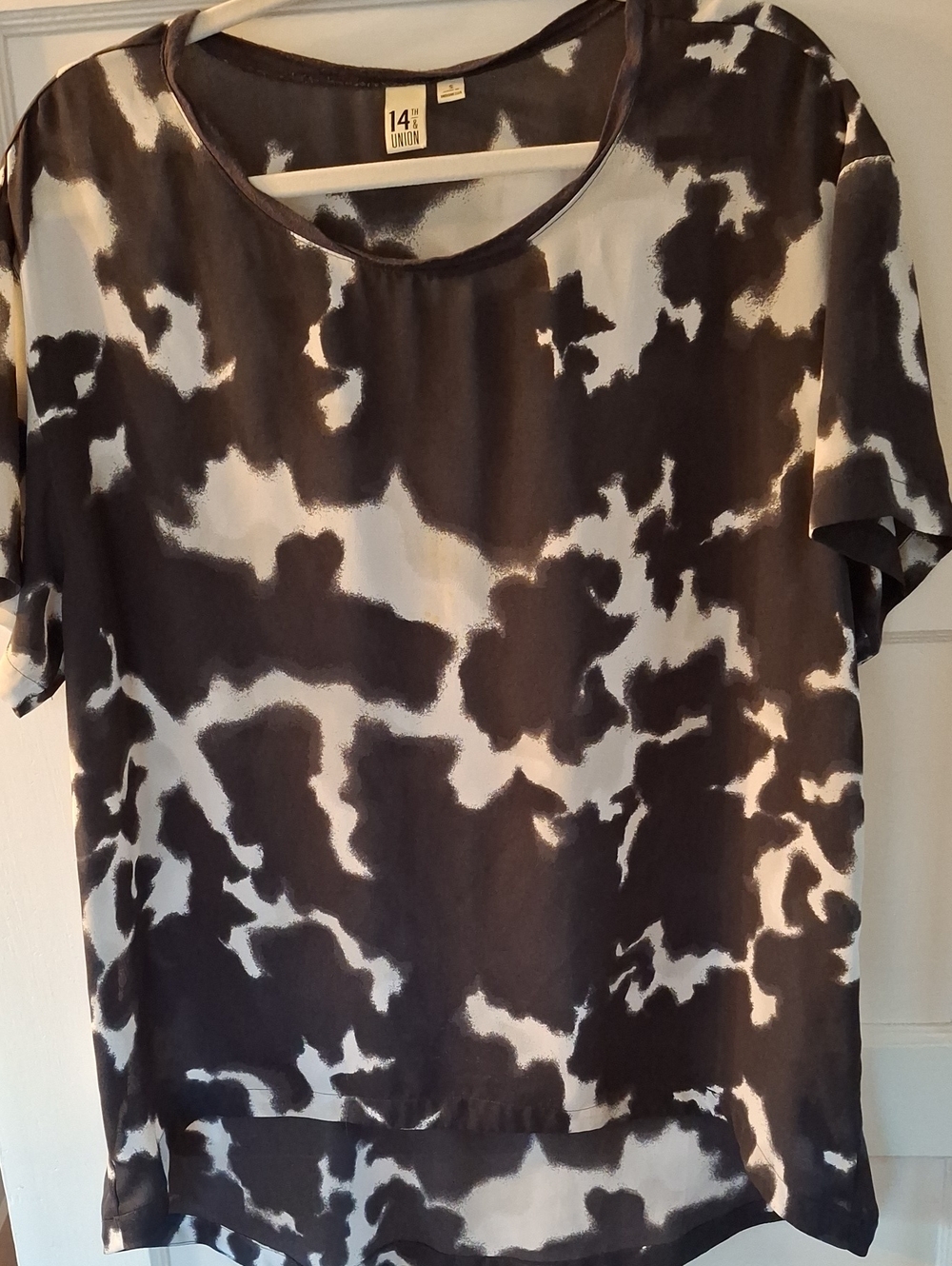 14th & Union Black and White Abstract Short Sleeve Blouse